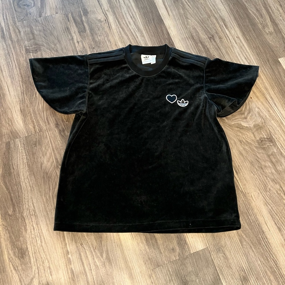 Preloved🤍 Adidas black velvet flutter sleeve top